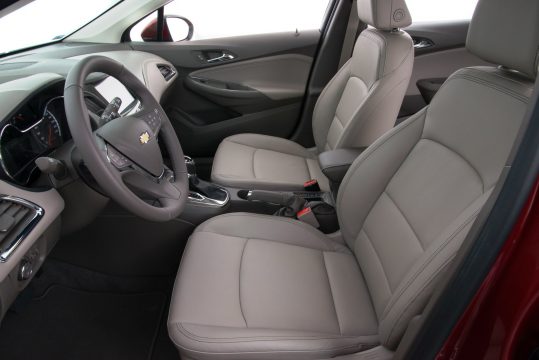 Interior do Cruze LTZ ? predominantemente cinza com acabamento cromado. Foto: GM