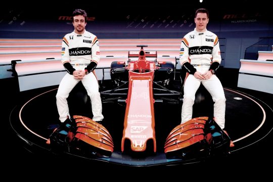 Fernando Alonso e Stoffel Vandoorne durante apresenta??o do carro na sede da McLaren. Foto: McLaren