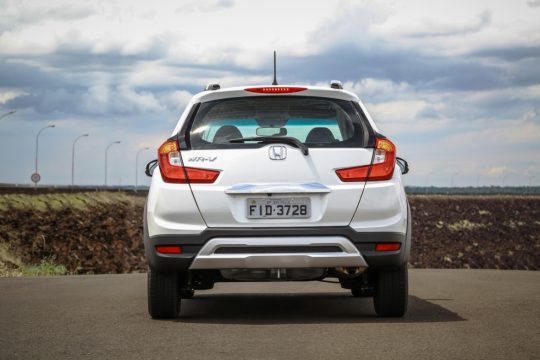 Traseira robusta com far?is em forma de bulmerangue. Dentro do para-choque traseiro uma barra de metal vai dar mais resist?ncia a impactos. Foto: Honda