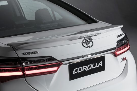 O Corolla XRS tem aerofólio traseiro com brake light. Foto: Toyota