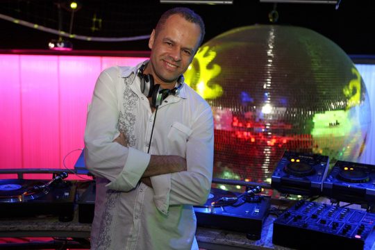 Irai Campos o DJ mais famoso do pa?s comanda a The History na Vila Ol?mpia em SP.