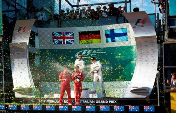 Podium do GP da Austrália. Vettel em primeiro, Hamilton em segundo e Bottas em terceiro. Kimi Haikkonen chegou em quarto. Foto: Mercedes