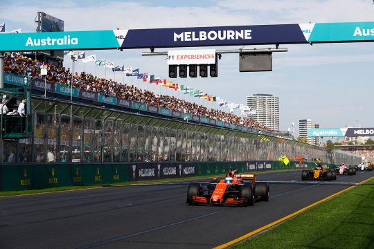 Sebastian Vettel cruza da linha de chegada em primeiro na Austrália. Foto: Ferrari