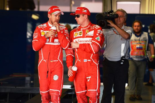 Sebastian Vettel e Kimi Haikkonen confirmaram a boa fase da Ferrari chegando em segundo e terceiro. Foto: Ferrari