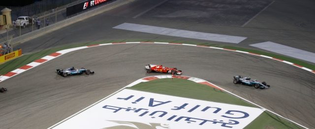 Durante as primeiras voltas a Ferrari de Vettel pressionou a Mercedes de Bottas tentando ultrapassá-lo. Foto: Mercedes