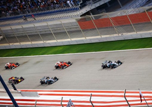 Durante a corrida a Mercedes pediu para Bottas deixar Hamilton passar, pois estava mais rápido. No pódio Bottas não parecia satisfeito com o resultado. Foto: Mercedes