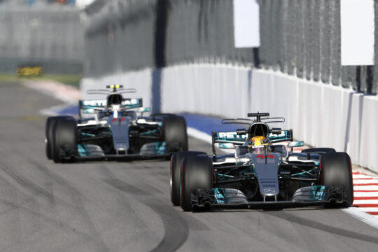 Lewis Hamilton larga apenas na quarta posição logo atrás do seu companheiro de equipe Valteri Bottas. Foto: Mercedes