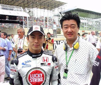 Takuma Sato ao lado do editor da revista HG quando corrida na F-1 na equipe BAR-HONDA. Foto: Amauri Yamazaki