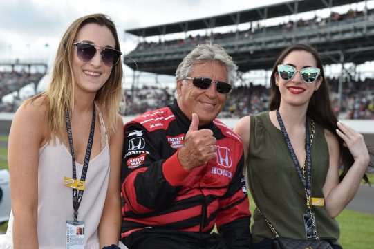 O ex-campe?o mundial de F-1 e F-Indy, Mario Andretti dirigiu o carro da Indy com 2 lugares para convidados VIP. Foto: D Garret - Indycar