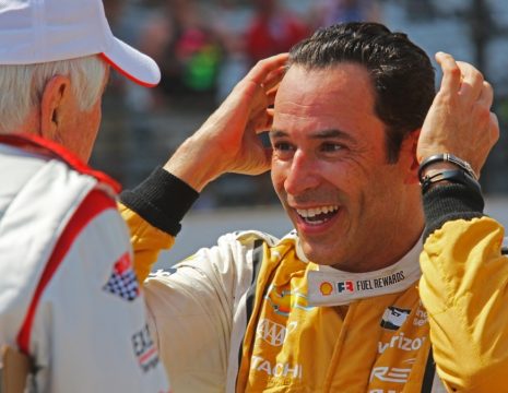 O brasileiro H?lio Castroneves chegou em segundo ap?s tentar ultrapassar Takuma Sato a duas voltas do final. Foto: Hires - Indycar