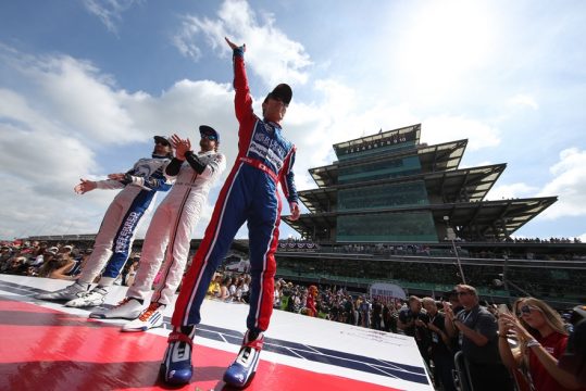 Takuma Sato e Fernando Alonso durante a apresenta??o dos pilotos. Foto: Jose Skibinski - Indycar