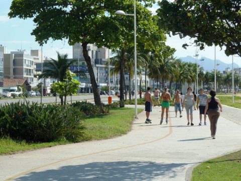 Na calçada da praia a prática saudável de esportes todos os dias da semana. Foto: Amauri Yamazaki