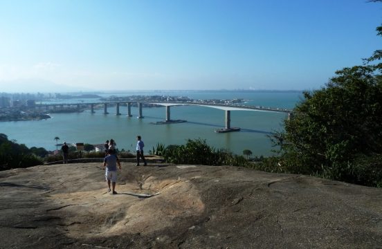 Ponte que liga as cidades de Vitória e Vila Velha através da vista proporcionada pelo penhasco onde está localizada o Convento da Penha. Foto: Amauri Yamazaki