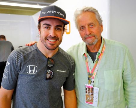 Fernando Alonso e o ator norte-americano Michael Douglas no boxe da McLaren. Photo: Steven Tee/McLaren ref: Digital Image _R3I2319