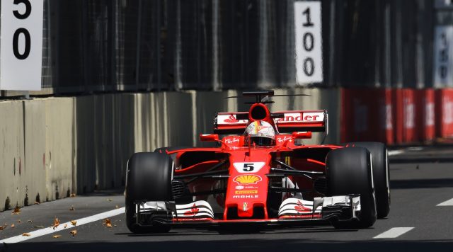 Sebastian Vettel perdeu a cabe?a com um erro de Lewis Hamilton antes da relargada e jogou a Ferrari para cima da Mercedes do ingl?s. No final, Vettel tomou uma puni??o de 10 segundos no boxe. Foto: Ferrari