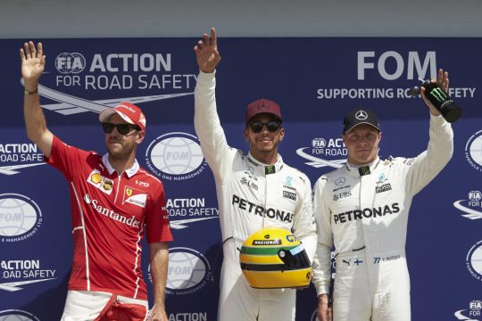 Lewis Hamilton ganhou da Funda??o Senna uma r?plica do capacete do piloto brasileiro. Foto: Mercedes AMG