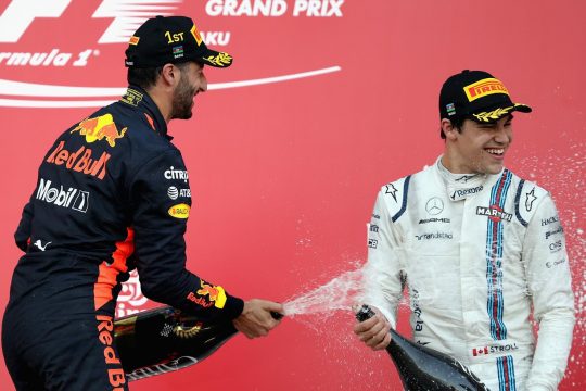 Daniel Ricciardo faz festa para Lance Stroll que conquistou por m?rito o seu primeiro p?dio. Foto: Mark Thompson/Getty Images)