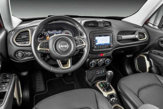 Painel moderno, boa ergonomia e grande ?rea envidra?ada facilitam a vida do motorista. Foto: Jeep 