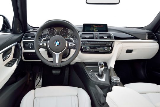 Painel elegante e completo da s?rie 3: Foto: BMW