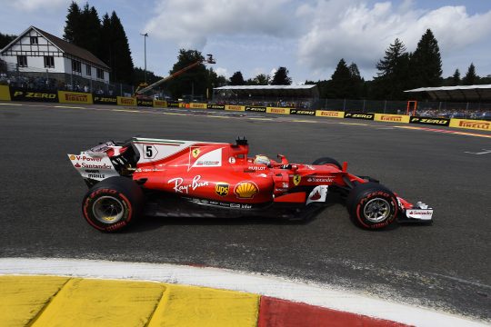 Faltando 10 voltas para o final Sebastian Vettel quase conseguiu uma ultrapassagem sobre Lewis Hamilton, após a saída do safety car, que entrou na pista devido a uma batida entre as duas Force India. Foto: Ferrari