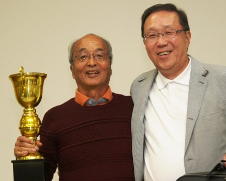 Toshisada Fujiwara vencedor da categoria A, recebe a premiação do vice-presidente industrial da Toyota do Brasil, sr. Hiroyuki Hirakawa. Foto: Amauri Yamazaki