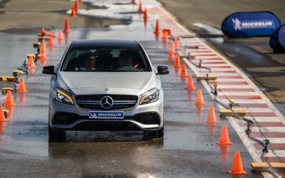 Em pista molhada. Foto: Michelin