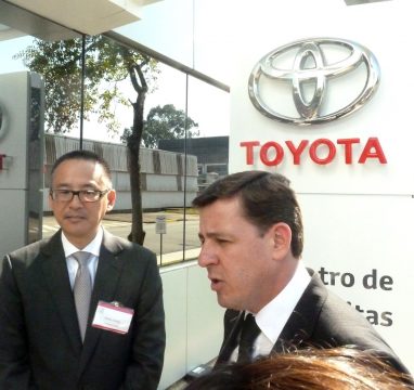 Rafael Chang presidente da Toyota do Brasil recebeu o prefeito de São Bernardo do Campo, Orlando Morando. Para o prefeito o novo Centro de Visitas da Toyota passará a fazer parte do turismo oficial da cidade. Foto: Amauri Yamazaki