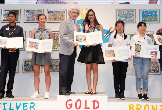 Victória de Oliveira recebe a premiação do Carro dos Sonhos da Toyota no Japão. Foto: Toyota