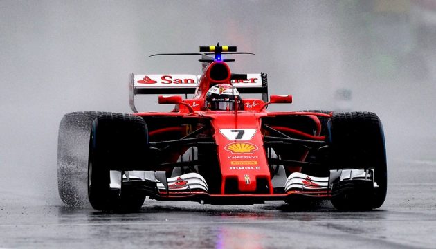 Kimi Haikkonen larga na frente de Sebastian Vettel. Dupla da Ferrari decepcionou a torcida italiana que esperava mais. Foto: Ferrari