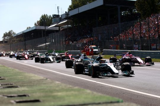 De acordo com Lance Stroll, a largada de Lewis Hamilton não foi boa, mas o inglês soube tomar a ponta. Foto: Wolfgang Wilhelme 