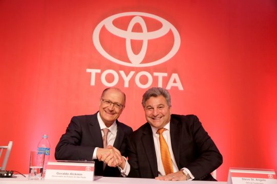 Geraldo Alckmin governador do Estado de São Paulo e Steve St. Angelo CEO da Toyota South América. Foto: Toyota