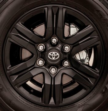 Rodas de liga leve de 17 polegadas na vers?o Challenge. Foto: Toyota