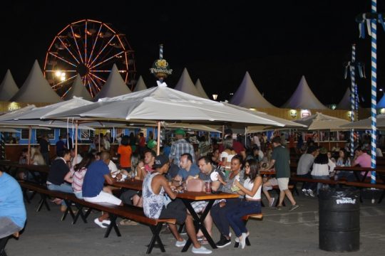 Área de alimentação externa da Oktoberfest. Foto: Amauri Yamazaki