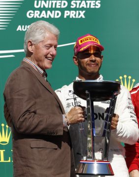 O ex-presidente Bill Clinton entregou o trof?u para Lewis Hamilton. Foto: Wolfgang Wilhelmr