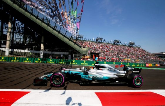 Lewis Hamilton teve a corrida prejudicada com um furo de pneu logo na terceira curva. Foto> Mercedes