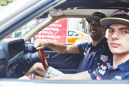 Daniel Ricciardo and Max Verstappen passeando nas ruas do Jap?o. Foto: Maruo Kono / Red Bull Content Pool 