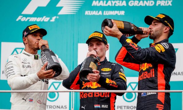 No final da prova Lewis Hamilton disse antes do pódio que poderi ter fechado a porta para Max Verstappen, mas pensou no campeonato. Photo by Lars Baron/Getty Images