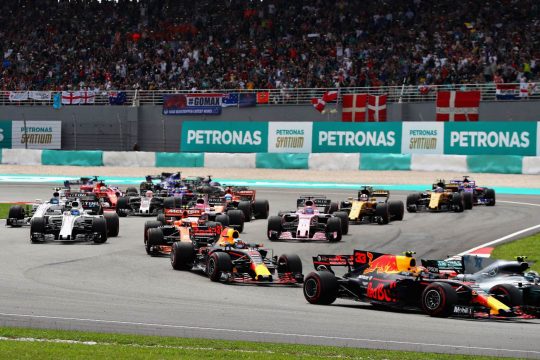 Na largada, Valteri Bottas quase conseguiu tomar a segunda colocação de Max Verstappen. Foto by Mark Thompson/Getty Images) // Getty Images / Red Bull Content Pool // P-20171001-01151 // Usage for editorial use only // Please go to www.redbullcontentpool.com for further information. //