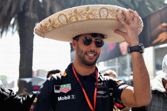 Daniel Ricciardo curtindo o M?xico. Foto by Clive Mason/Getty Images