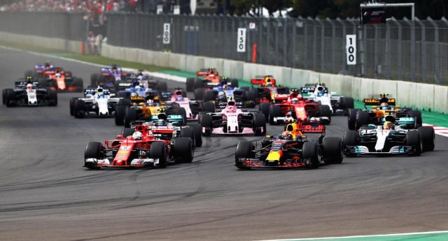 Sebastian Vettel da Ferrari at? que largou bem, mas Max Verstappen for?ou a ultrapassagem na segunda curva assumindo a lideran?a. Foto: Clive Rose/Getty Images