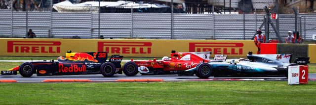 Na segunda curva ap?s a largada Vettel e Verstappen se tocaram e na terceira curva, Vettel tocou o pneu traseiro de Hamilton quebrando o spoiler dianteiro da Ferrari. Foto: Clive Rose/Getty Images) // Getty Images / Red Bull Content Pool 