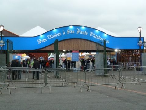 Entrada da São Paulo Oktoberfest é próxima a entrada do estacionamento do hotel Holiday Inn. Foto: Amauri Yamazaki