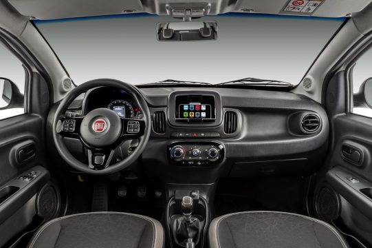 Painel de instrumentos do Fiat Mobi Drive com suporte de celular bem no centro do painel. Foto: Fiat