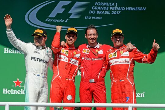 Sebastian Vettel da Ferrari vence o GP Brasil de F-1 com Valteri Bottas em segundo.