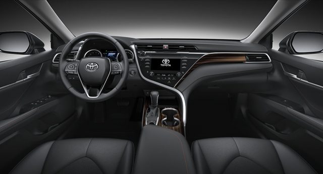 Novo painel de instrumentos da oitava gera??o do Toyota Camry. Foto: Toyota