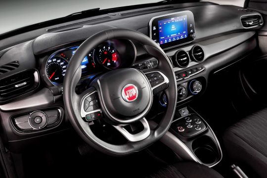 O interior do Fiat Argo Drive 1.3 GSR vem bem equipado. Foto: Fiat