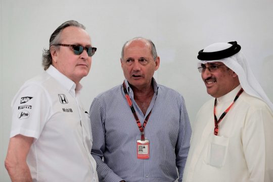 Briga entre os sócios árabes Mansur Ojjeh (esquerda), Ron Dennis e Shaikh Mohammed bin Essa Al-Khalifa, investidor do fundo barenita, forçaram a saída do inglês de todas as empresas do grupo McLaren. Foto: McLaren