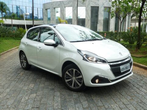 Peugeot 208 Griffe automático vem com teto solar panorâmico de linha
