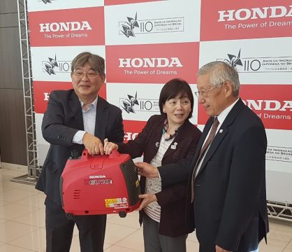 Gerador Honda entregue para a consul-geral adjunta, Hitomi Sekiguchi. Foto: Amauri Yamazaki