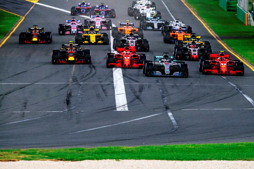 Lewis Hamilton largou na frente e manteve a liderança até a vigésima volta. Foto: Ferrrari